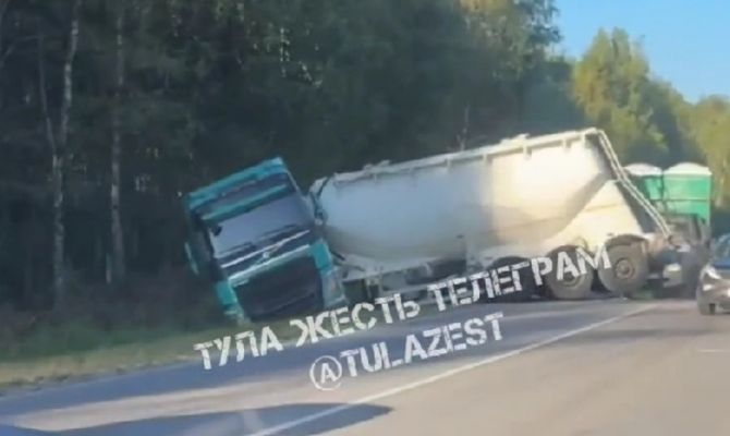 Под Тулой "Газель" врезалась в цементовоз