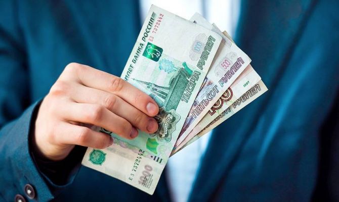 Кому в России чаще всех задерживают зарплату