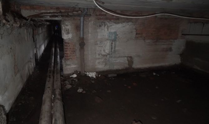 Без сапог не пройти: в Алексине подвал многоэтажного дома превратился в непросыхающее болото