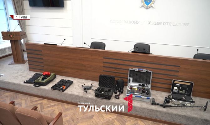 Криминалист показал, что можно понять по вашей одежде в очках с особыми линзами