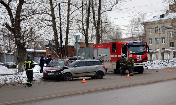 Серьезное ДТП в Туле: на месте происшествия работают спасатели