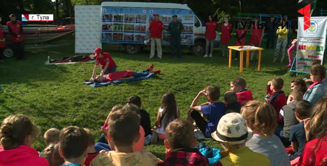 Воспитанников тульского оздоровительного лагеря научили азам выживания на воде