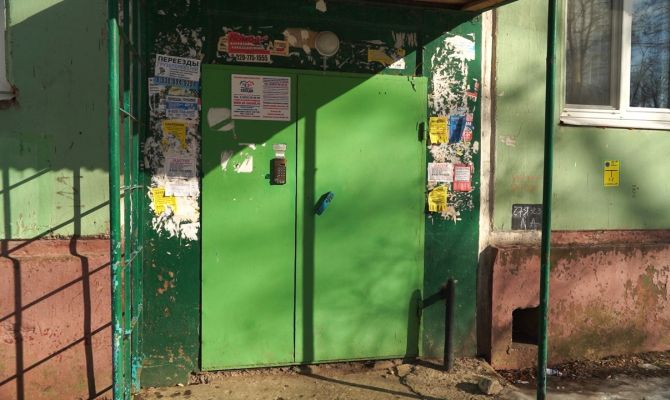 Объявления на дверях и в лифтах: как тулякам бороться с расклейщиками