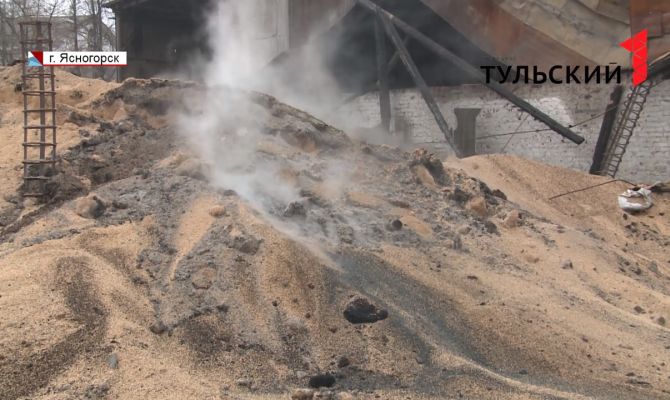В центре Ясногорска почти два месяца после пожара тлеет и гниет зерно