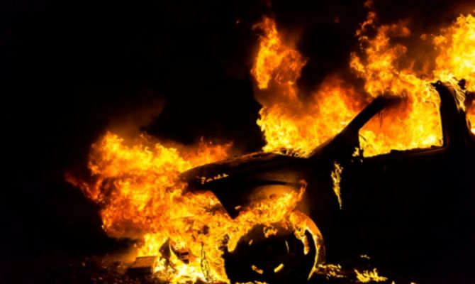 Полиция проводит проверку по факту возгорания автомобилей в деревне Судаково