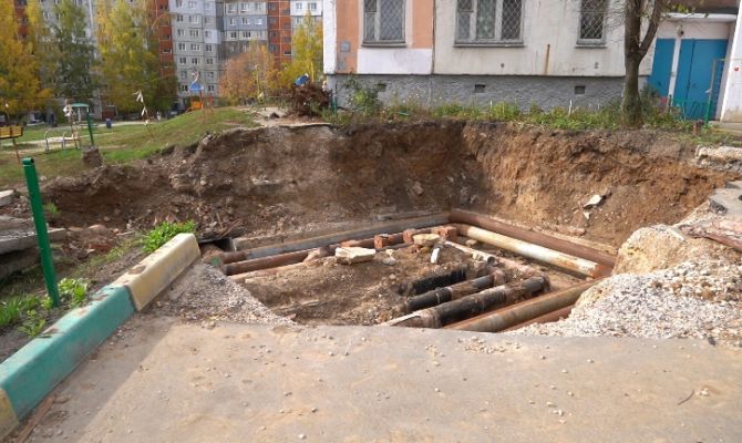 После начала отопительного сезона в тульских дворах начали снова менять трубы