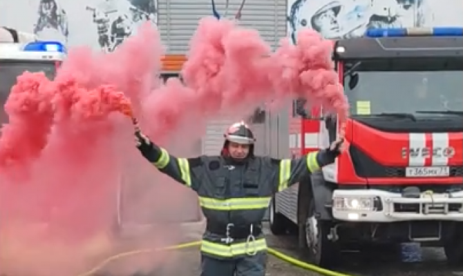 В Туле трех пожарных окатили водой из шланга перед выходом на пенсию