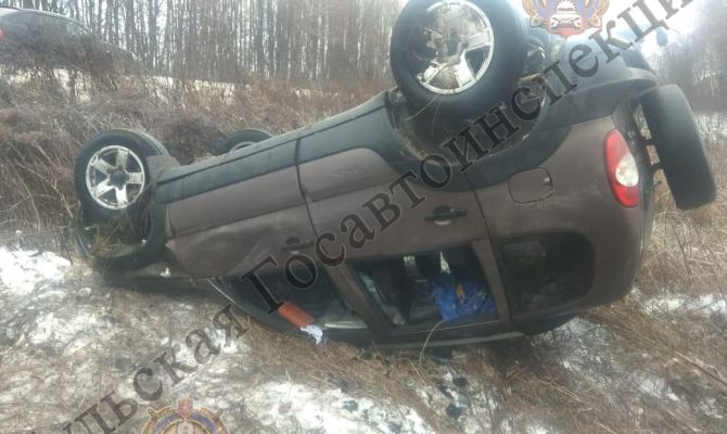 В Щекинском районе Chevrolet Niva съехал в кювет и перевернулся