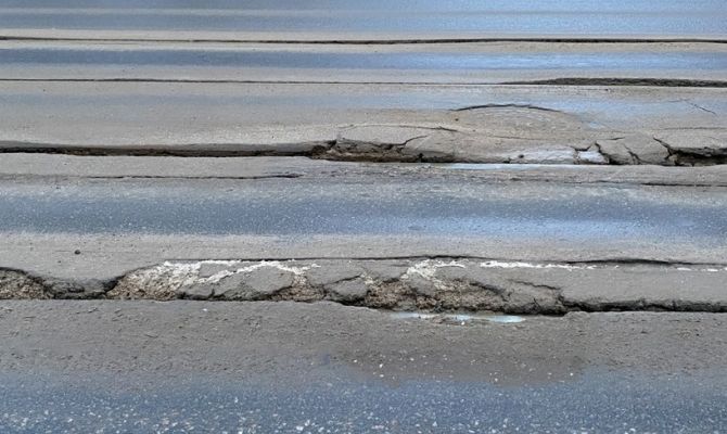 Администрацию Тулы обязали отремонтировать асфальт между рельсами на улице Кауля