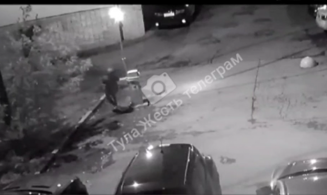 На улице Кутузова в Туле прохожий голыми руками закрутил шлагбаум 