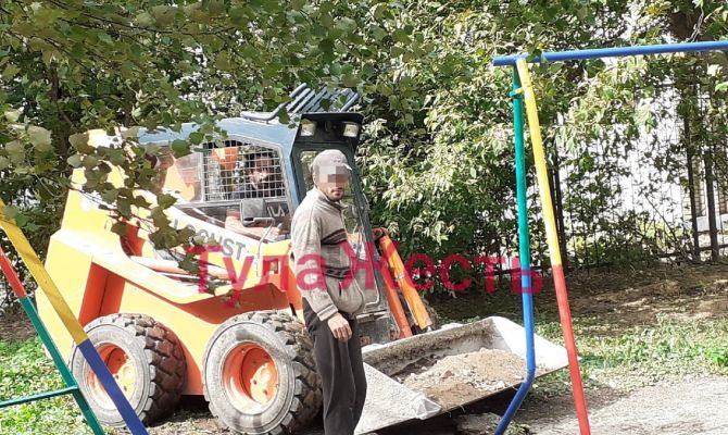 Во время ремонта в Туле на улице Фрунзе испортили детскую площадку