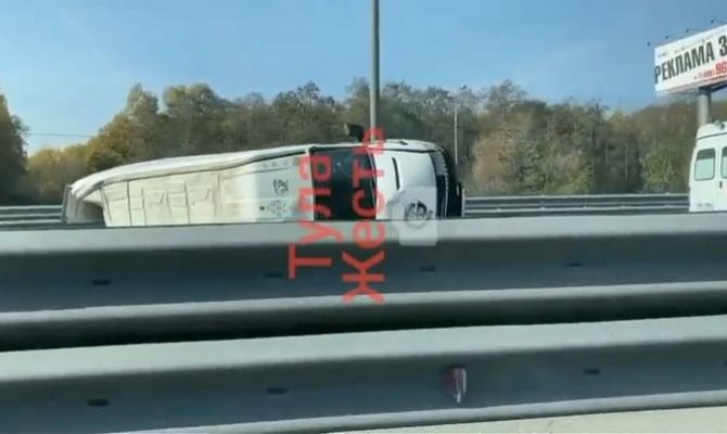 На трассе М-2 перевернулся фургон