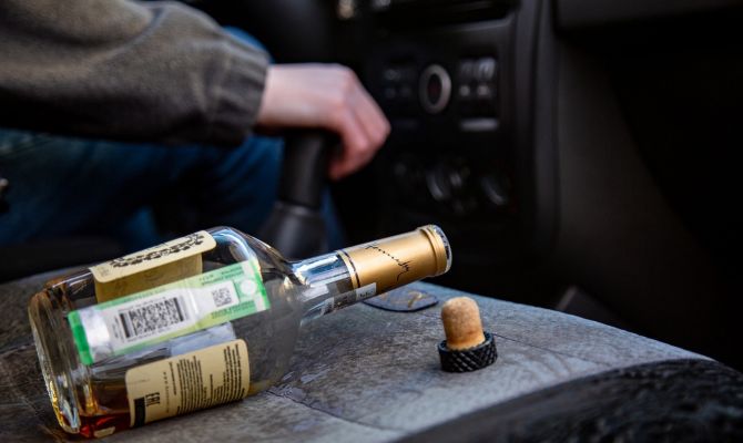 В Тульской области на трассе М-2 машина пьяного водителя опрокинулась на крышу