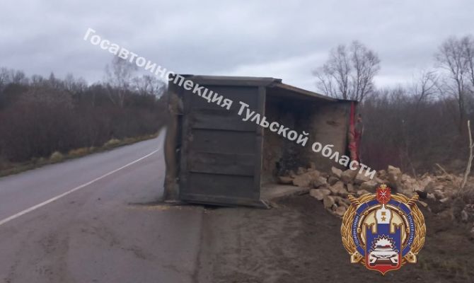 Под Тулой на «Золотом кольце» перевернулся грузовик с булыжниками