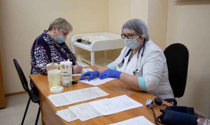 В Тульской области педагогов начали прививать новой вакциной от коронавируса