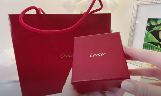 Самые неприятные новогодние подарки для россиян - носки и дешевые конфеты