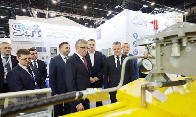 Дмитрий Миляев посетил стенды тульских предприятий на международном газовом форуме