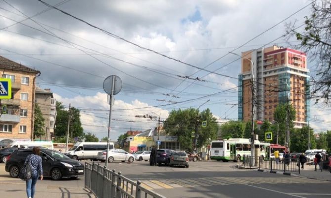 Две иномарки не поделили дорогу на ул. 9 Мая в Туле