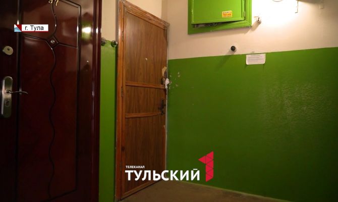 В тульской пятиэтажке две недели лежал труп пенсионерки: запах не удается вывести уже месяц