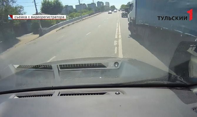 Опасный маневр: водитель маршрутки в Туле едва не устроил массовое ДТП