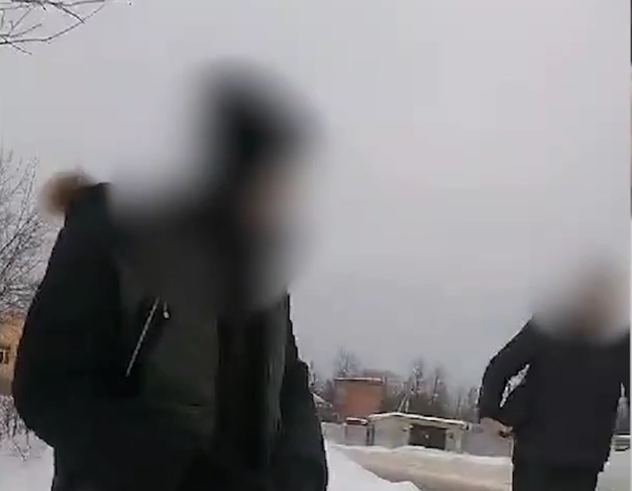 Появилось видео задержания подростка, который ударил сверстника ножом из-за наушников