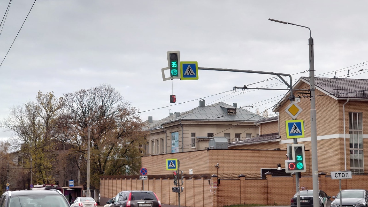 В Туле светофор на перекрестке улиц Болдина и Орловской "повис на волоске"