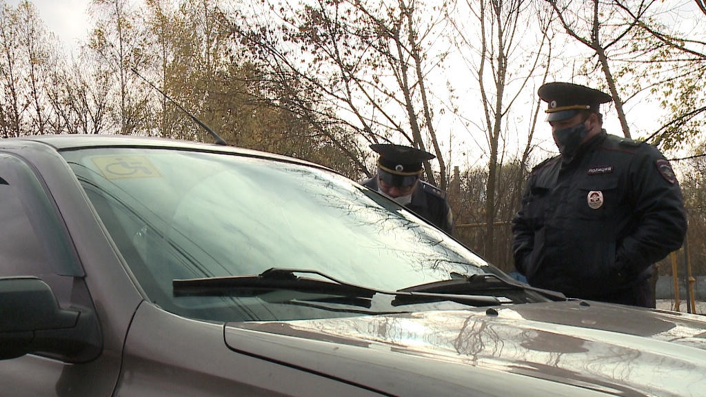Инспекторы ГИБДД в Туле переоделись пассажирами такси, чтобы "вычислить" нелегалов