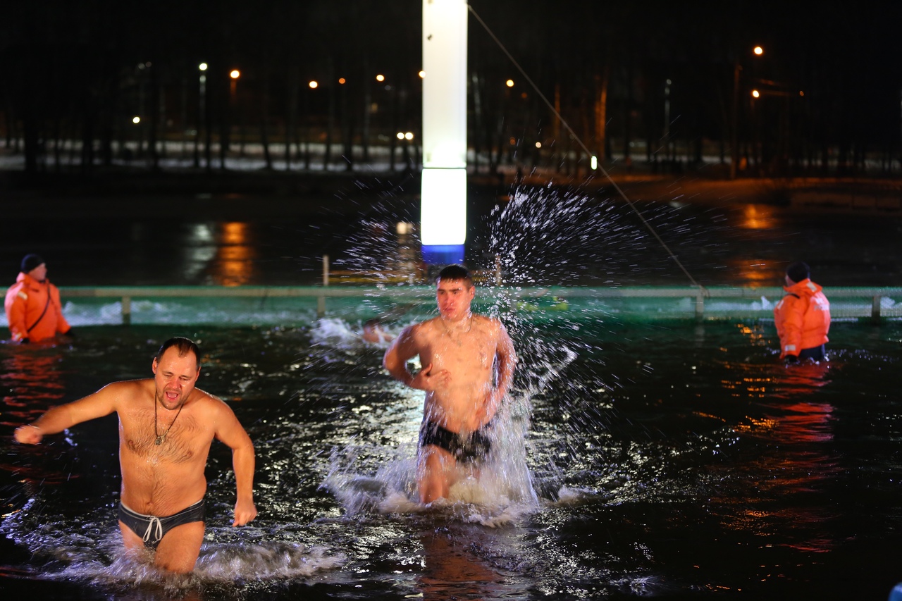 Сколько россиян планируют окунуться в прорубь на Крещение