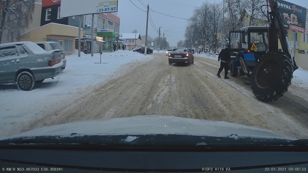 В Донском трактор потерял колесо посреди дороги