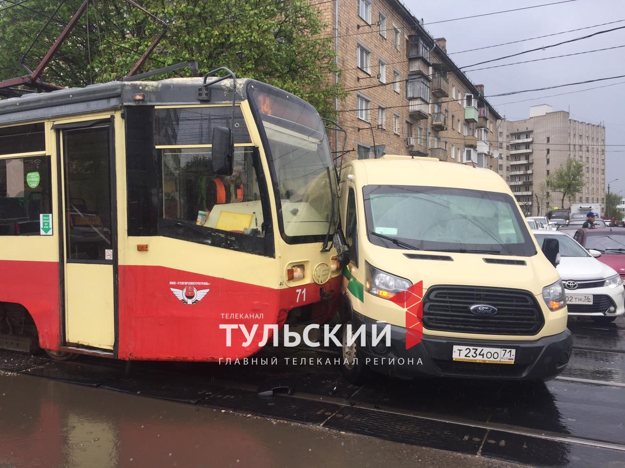 В Туле произошло ДТП с участием трамвая и машины инкассаторов