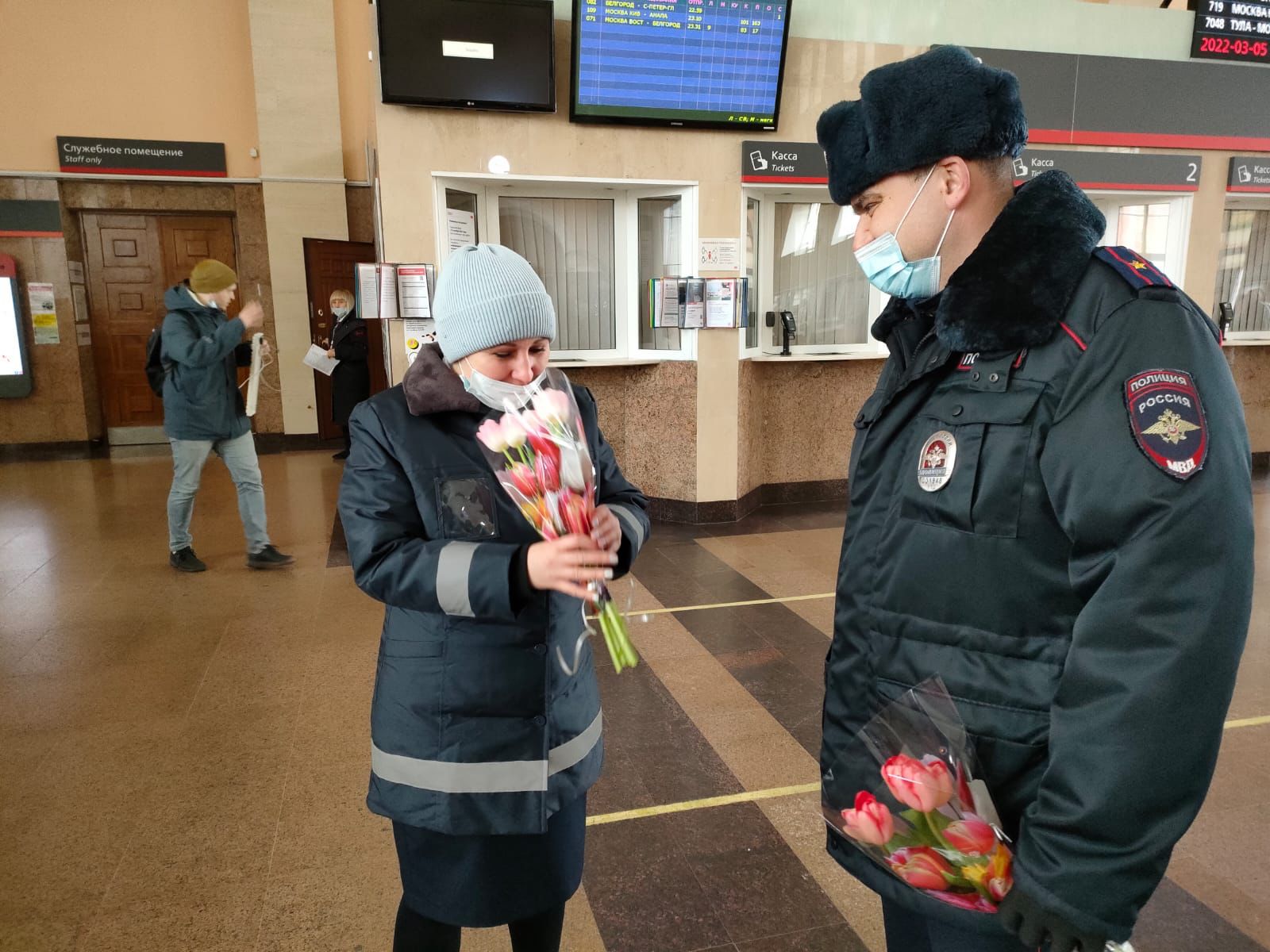 Сотрудники транспортной полиции в Туле поздравили пассажирок Московского вокзала с 8 Марта