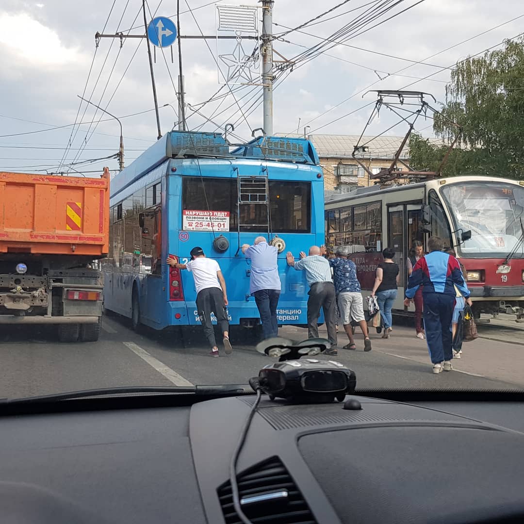 В Туле пассажирам пришлось толкать троллейбус