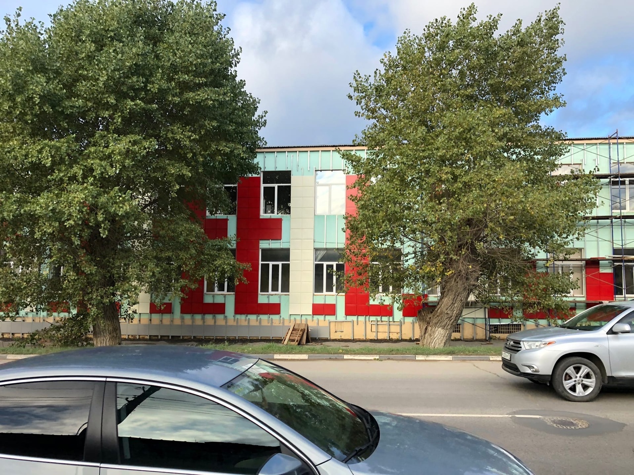 В Туле фасад Демидовского колледжа обшивают красным сайдингом