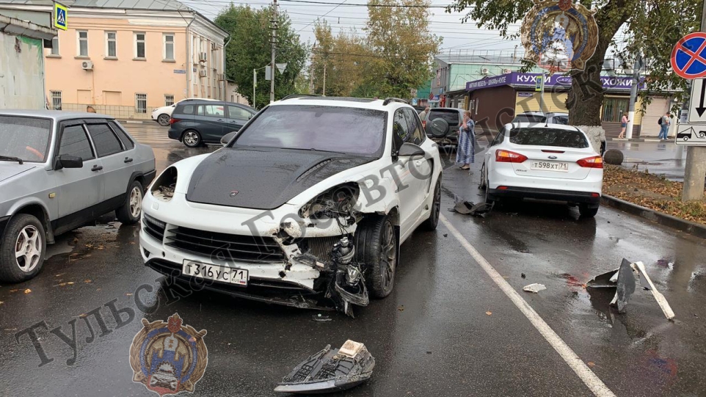 В массовом ДТП в Туле на улице Колетвинова пострадали 2 человека