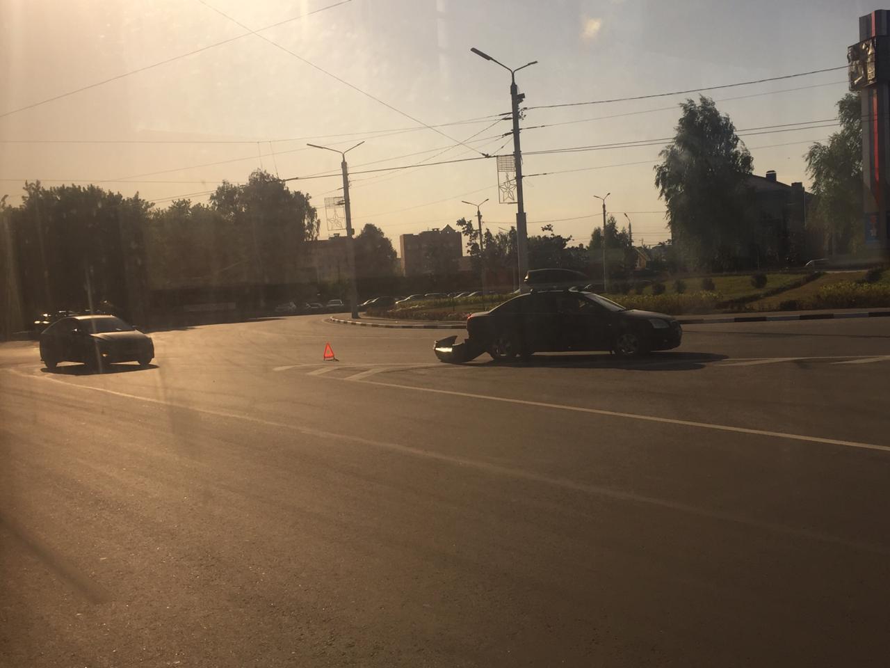 На улице Короленко в Туле дорогу не поделили две иномарки