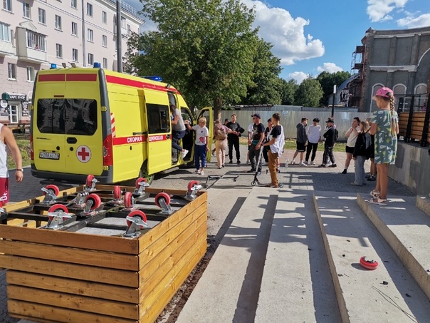 Прокуратура в Новомосковске провела проверку после падения передвижной клумбы на ребенка