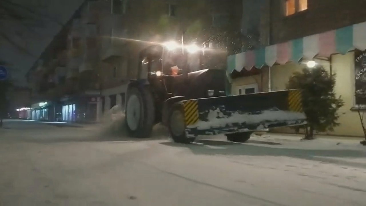 На улицы Тулы вышла снегоуборочная техника