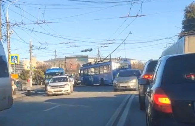 В Туле на проспекте Ленина сломанный троллейбус два часа мешает движению