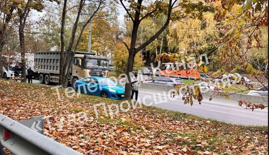 На улице Рязанской в Туле затруднено движение из-за ДТП