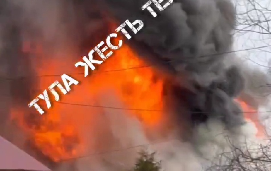 На улице Скуратовской в Туле сгорел дом