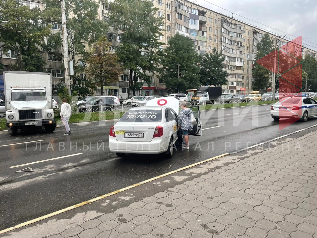 В Туле на улице Ложевой столкнулись грузовик и такси - Новости Тулы и  области - 1tulatv