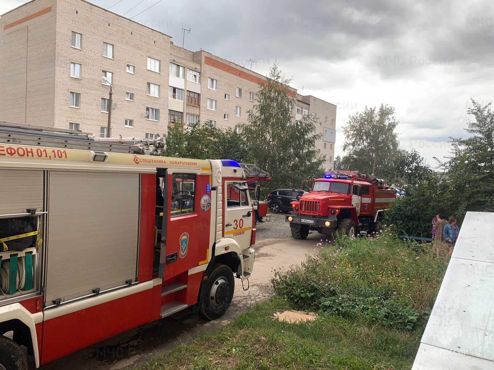 В Узловой загорелась многоэтажка: пожарные эвакуировали 9 человек