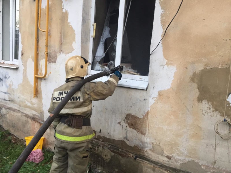 В Узловском районе загорелся дом: пожарные спасли из огня двух человек
