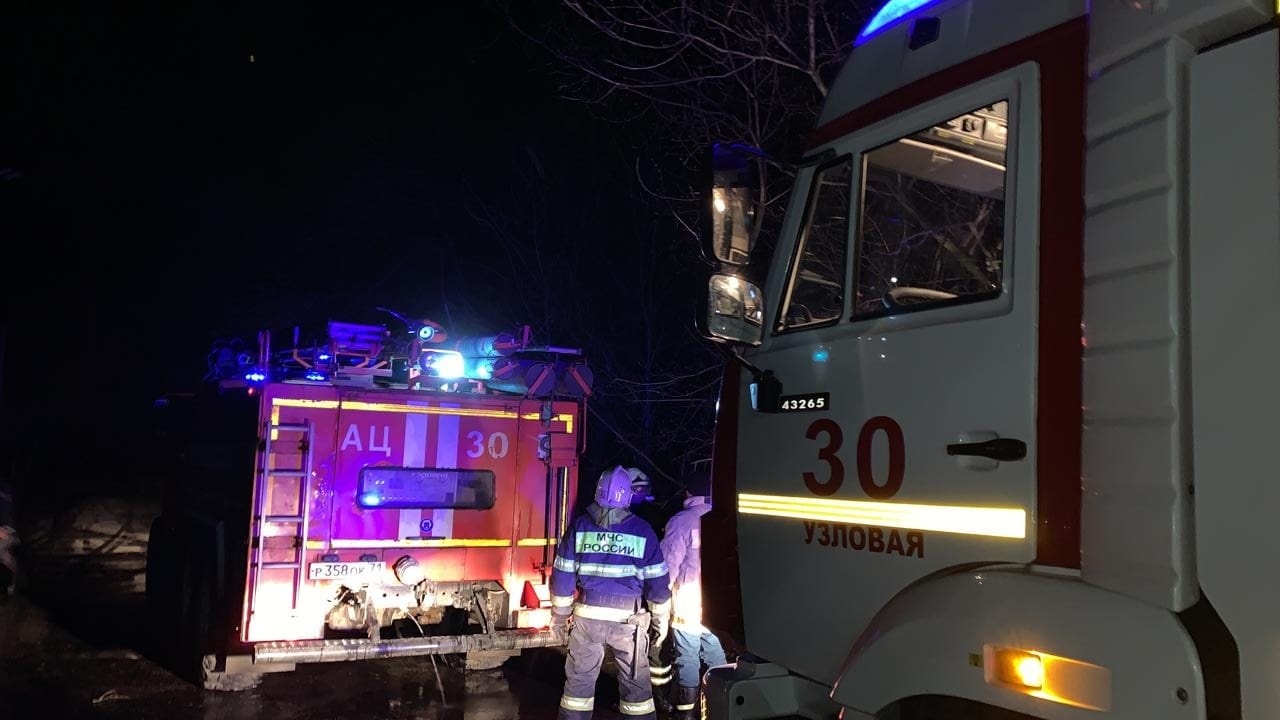 Под Узловой пожарные спасли из горящего дома 12 человек