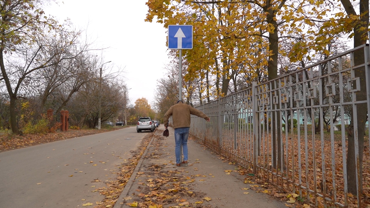 Косогорцы пожаловались на дорожный знак посреди тротуара