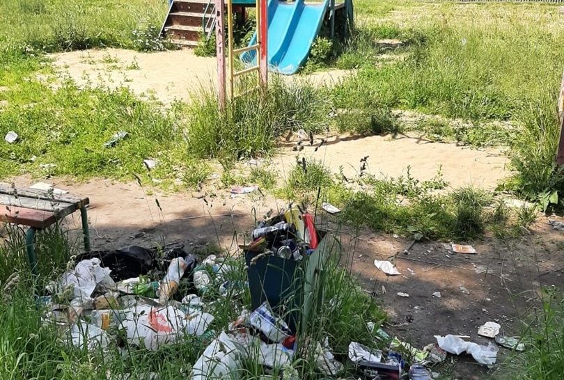 В соцсетях пожаловались на сорняки и мусор на детской площадке в Узловой