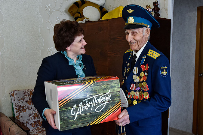 В Тульской области начали вручать подарки ветеранам ко Дню Победы