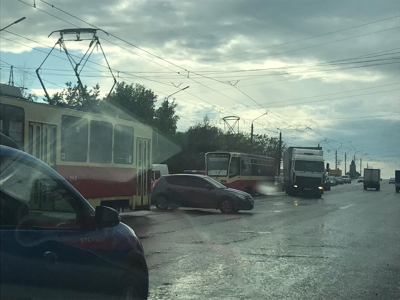 В Туле ДТП на Демидовском мосту поставило трамваи