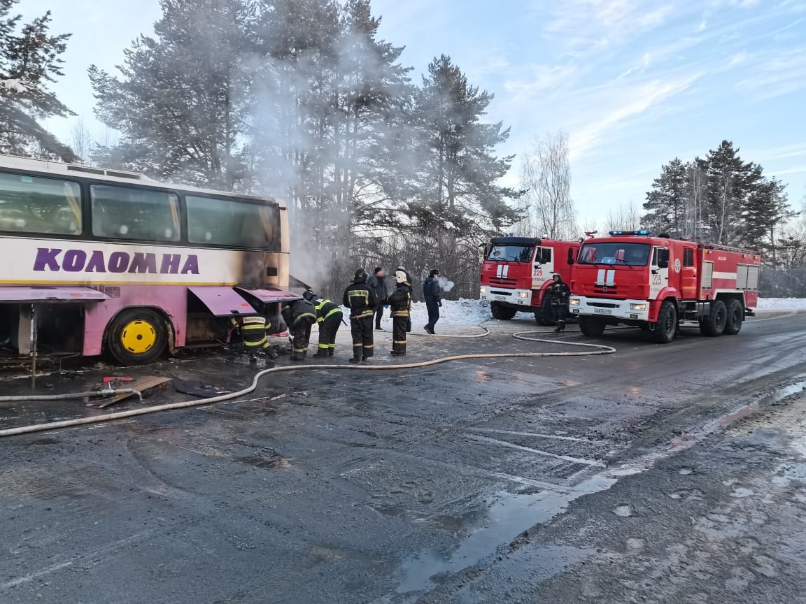 В Подмосковье по дороге в Тулу загорелся автобус с детьми