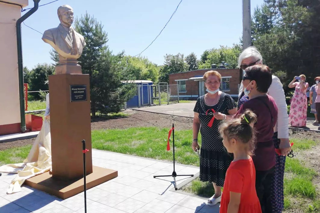 В Чекалине открыли памятник земскому врачу Фёдору Ивановичу Лисицыну